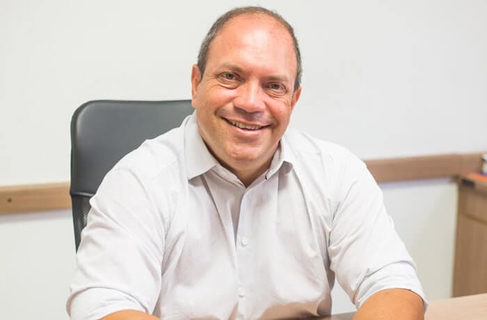 Corretor da Morar Melhor Imóveis sorrindo em seu escritório