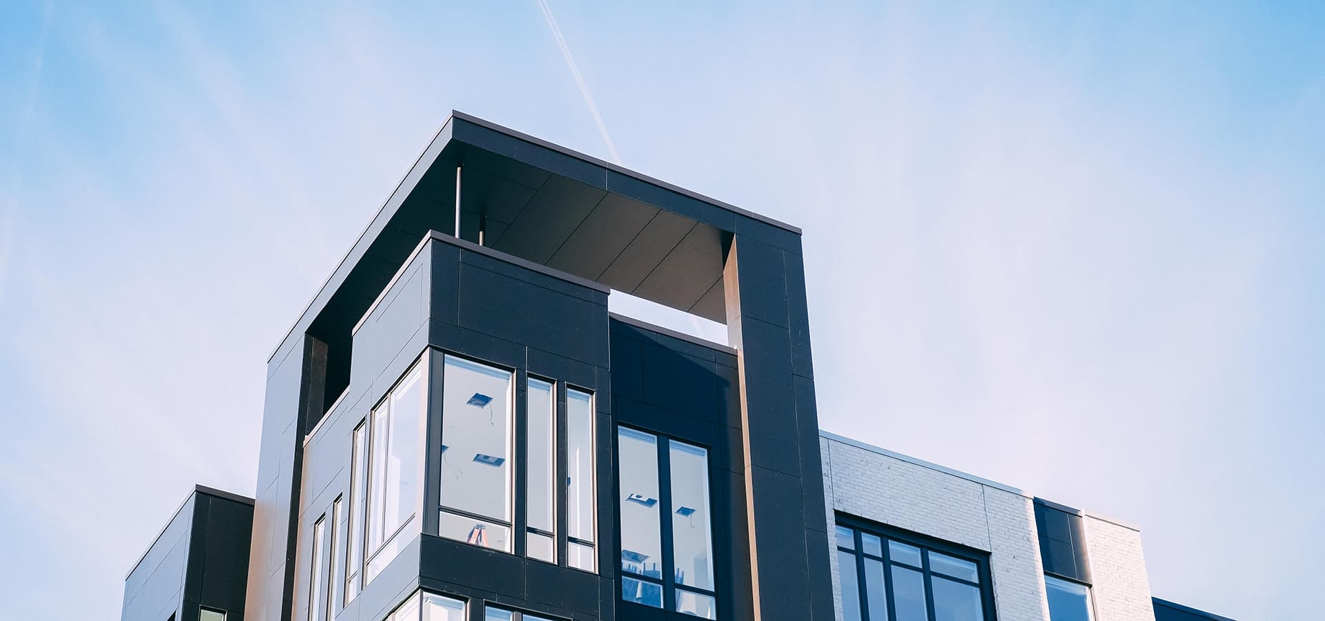 Fachada de edifício moderno contra o céu azul