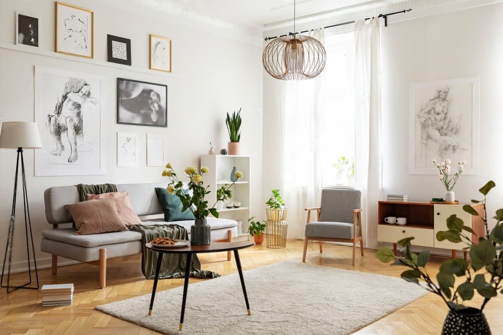 Sala de estar aconchegante com sofá, poltrona e luminária pendente